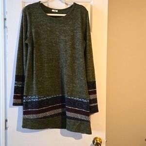 Womens Fall tunic style sweater. P2P is 22 in. Length is33.5 in